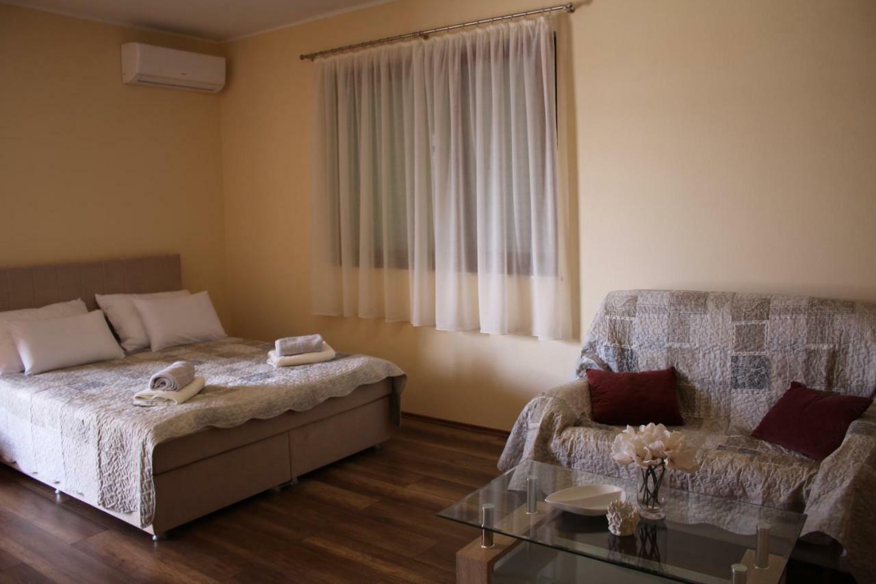 Studio Apartman Ana シベニク エクステリア 写真